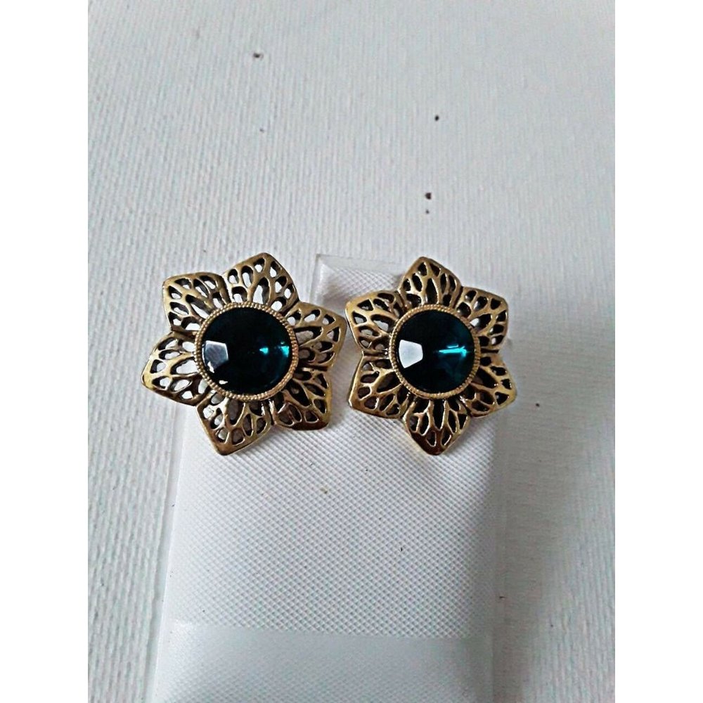 Vintage Solid Gold Tone and Faux Emerald Stone Star Flower Stud Earrings